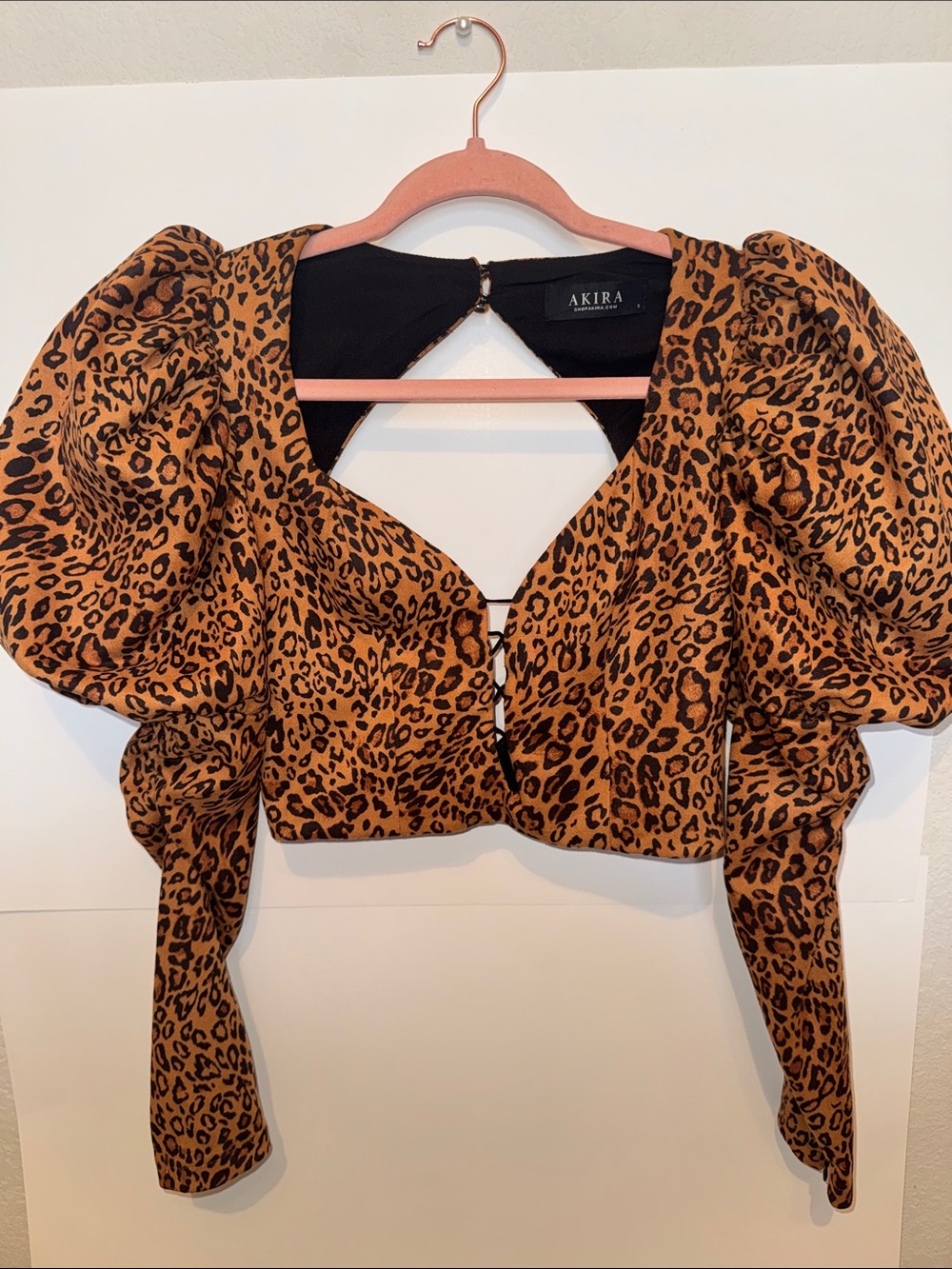 AKIRA Leopard Puff Sleeve Crop Top in Brown and Black size small
